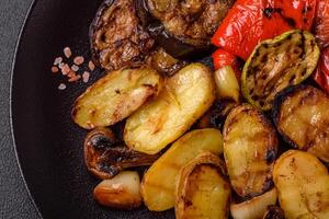 delicioso suculento grelhado legumes batatas, tomates, pimentas, Berinjela foto