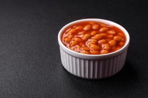 delicioso nutritivo enlatado feijões dentro tomate, com sal e especiarias foto