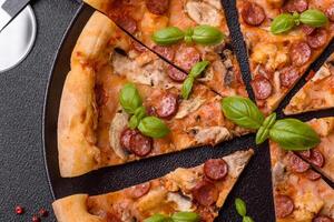 delicioso pizza com salsicha, queijo, tomates, sal, especiarias e ervas foto