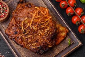 delicioso carne de porco ou carne costelas cozido em a grade com sal, especiarias e ervas foto