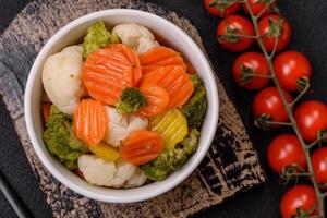 delicioso fresco legumes brócolis, couve-flor, cenouras cozido no vapor com sal foto