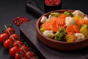 delicioso fresco legumes brócolis, couve-flor, cenouras cozido no vapor com sal foto