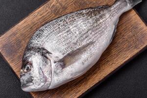 todo cru dorado peixe com limão, sal, especiarias e ervas foto