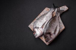 todo cru dorado peixe com limão, sal, especiarias e ervas foto