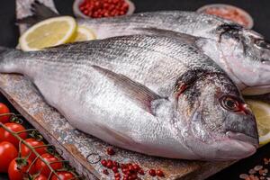 todo cru dorado peixe com limão, sal, especiarias e ervas foto