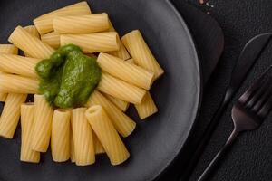 delicioso massa com espinafre molho, Oliva óleo e parmesão queijo foto