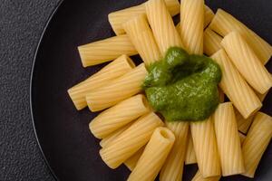 delicioso massa com espinafre molho, Oliva óleo e parmesão queijo foto