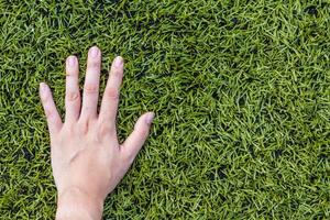 menina mão em futebol campo Relva foto