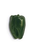 pimentões verdes isolados em um fundo branco. adequado para o seu elemento de design de alimentos. foto