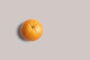 recarregar ver laranja fresca isolada em fundo cinza. adequado para o seu projeto de design. foto