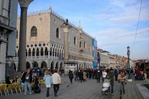 Veneza grande canal, com Está icônico enrolamento via fluvial flanqueado de histórico edifícios e movimentado atividade, simboliza a charme e fascinar do a encantador cidade do Veneza foto