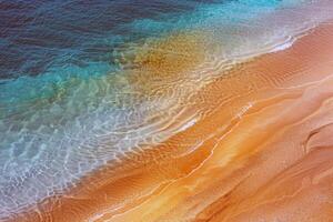 de praia com turquesa águas e dourado areias, beijou de a caloroso Sol do verão foto