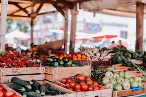 movimentado ao ar livre mercado preenchidas com vendedores vendendo fresco frutas, vegetais, e flores foto