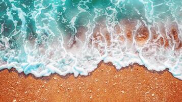 de praia com turquesa águas e dourado areias, beijou de a caloroso Sol do verão foto