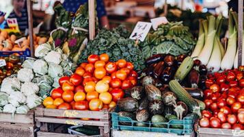 movimentado ao ar livre mercado preenchidas com vendedores vendendo fresco frutas, vegetais, e flores foto