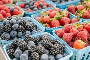 colorida matriz do fresco frutas às agricultores mercado, estourando com sabores do a verão colheita foto
