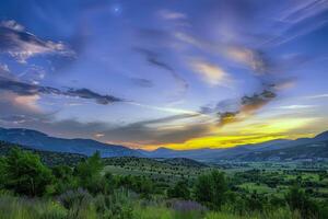 pôr do sol pintura a céu com matizes do laranja, rosa, e roxo, sinalização a fim do verão dia foto