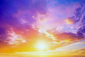 pôr do sol pintura a céu com matizes do laranja, rosa, e roxo, sinalização a fim do verão dia foto