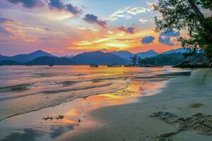 pôr do sol pintura a céu com matizes do laranja, rosa, e roxo, sinalização a fim do verão dia foto