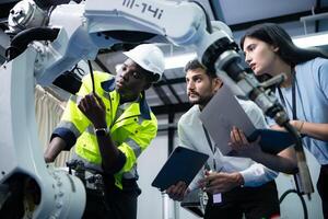 técnicos estão apresentando industrial mão robôs para pessoa de negócios do fábrica indústria quem vai usar eles dentro grande escala complexo fabricação operações. foto
