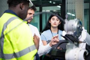 técnicos estão apresentando industrial mão robôs para pessoa de negócios do fábrica indústria quem vai usar eles dentro grande escala complexo fabricação operações. foto