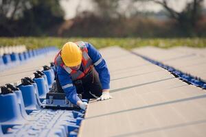 fotovoltaico engenheiros trabalhos em flutuando fotovoltaica. inspecionar e reparar a solar painel equipamento flutuando em a água. foto