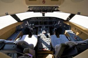 piloto cockpit dentro a vip comercial avião foto