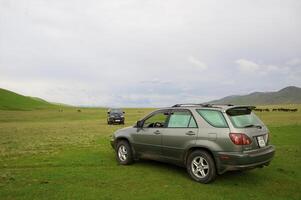 fora da estrada carro altamente dentro montanhas foto