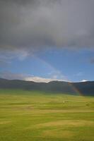 arco Iris depois de a tempestade dentro a montanhas do almaty região nacional parque assy foto