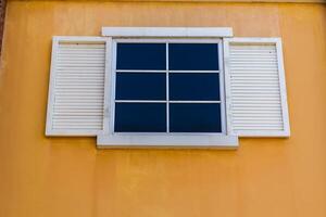 branco janelas e amarelo cor parede foto