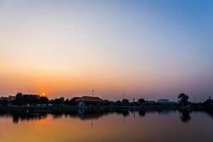 pôr do sol do cidade em a parque foto