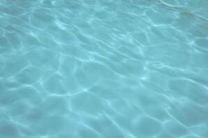piscina com reflexos ensolarados foto