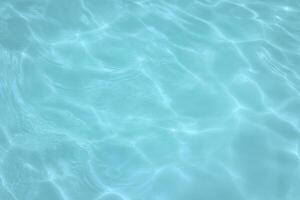 piscina com reflexos ensolarados foto
