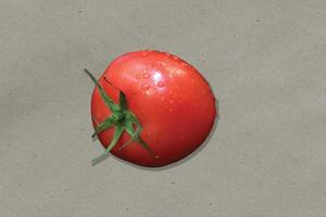 close-up vista tomates vermelhos frescos isolados na mesa da cozinha. adequado para o seu projeto de design de alimentos. foto