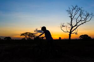 bicicleta de montanha silhueta dentro pôr do sol céu foto