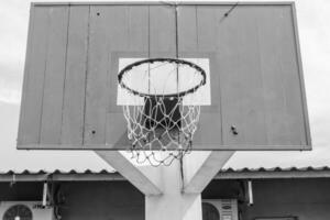 velho de madeira basquetebol aro foto