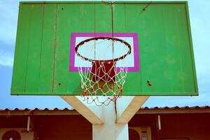 velho de madeira basquetebol aro foto