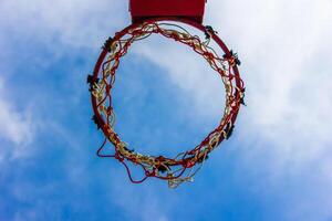 cesta de basquete de madeira foto
