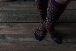 cor meias em uma de madeira chão foto