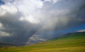 arco Iris depois de a tempestade dentro a montanhas do almaty região nacional parque assy foto