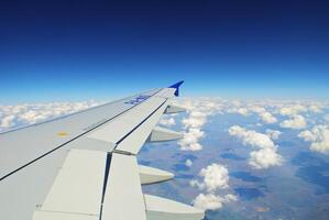 nuvens isto é Alto sobre a terra a partir de a avião foto