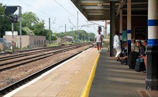 Inglês pessoas estão esperando para trem para viagem a partir de engate estrada de ferro estação para central Londres em plataforma 1 do engate Cidade do Inglaterra Reino Unido. a imagem capturado em Junho 18, 2023 foto