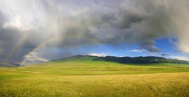 arco Iris depois de a tempestade dentro a montanhas do almaty região nacional parque assy foto