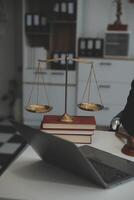 americano mulher advogado ou empresária africano trabalhando com computador portátil, procurando, analisando dados, lendo contrato documentos trabalhos com lei livros martelo do justiça consultando advogado conceito. foto