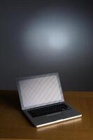 laptop profissional em fundo cinza foto
