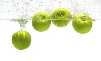 uma série, maçãs verdes na água foto