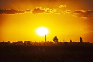 pôr do sol Sino torre árvores campo foto