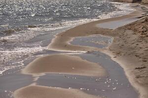 água e areia no mar foto