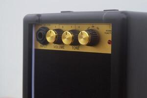 a tom e volume do a mini guitarra amplificador foto