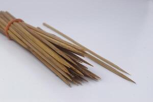 alguns espetos fez do bambu estão frequentemente usava de indonésios para faço bode satay foto